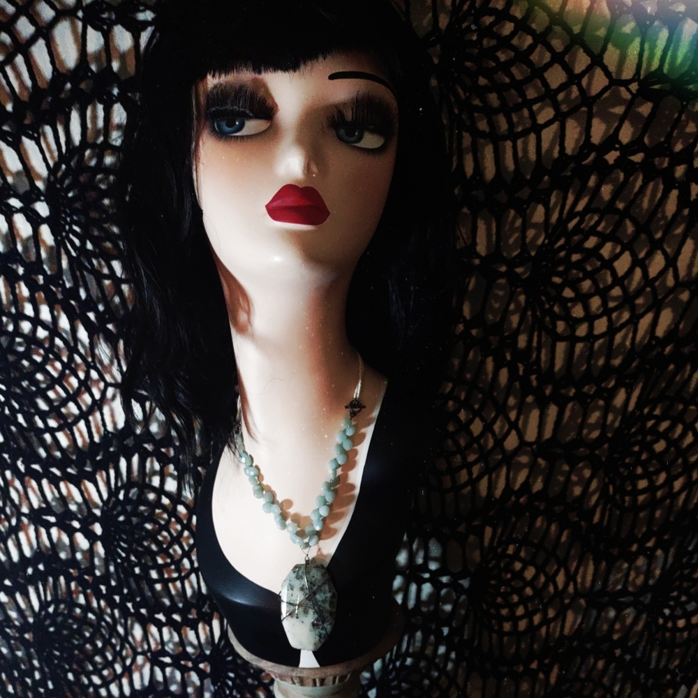 ✴️Antique Bead Necklace w. Large Stone✴️